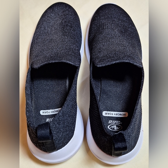 👟ATHLETIC WORKS slip-shoes. Size 8 - Picture 4 of 8